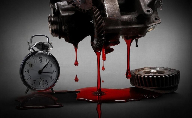 расстроенный водитель сидит за рулем автомобиля