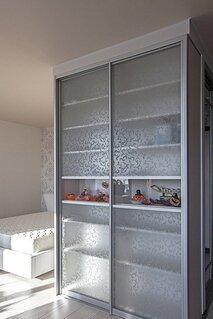 Встроенный шкаф купе двери с пескоструйным рисунком на стекле