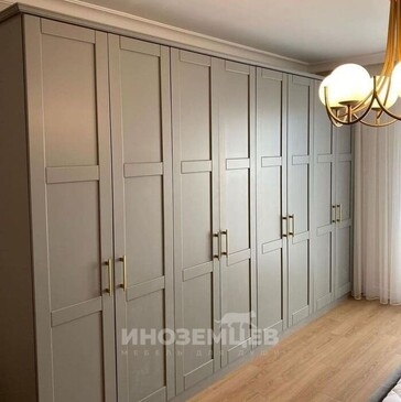 Фасад распашного шкафа в спальню в современном стиле