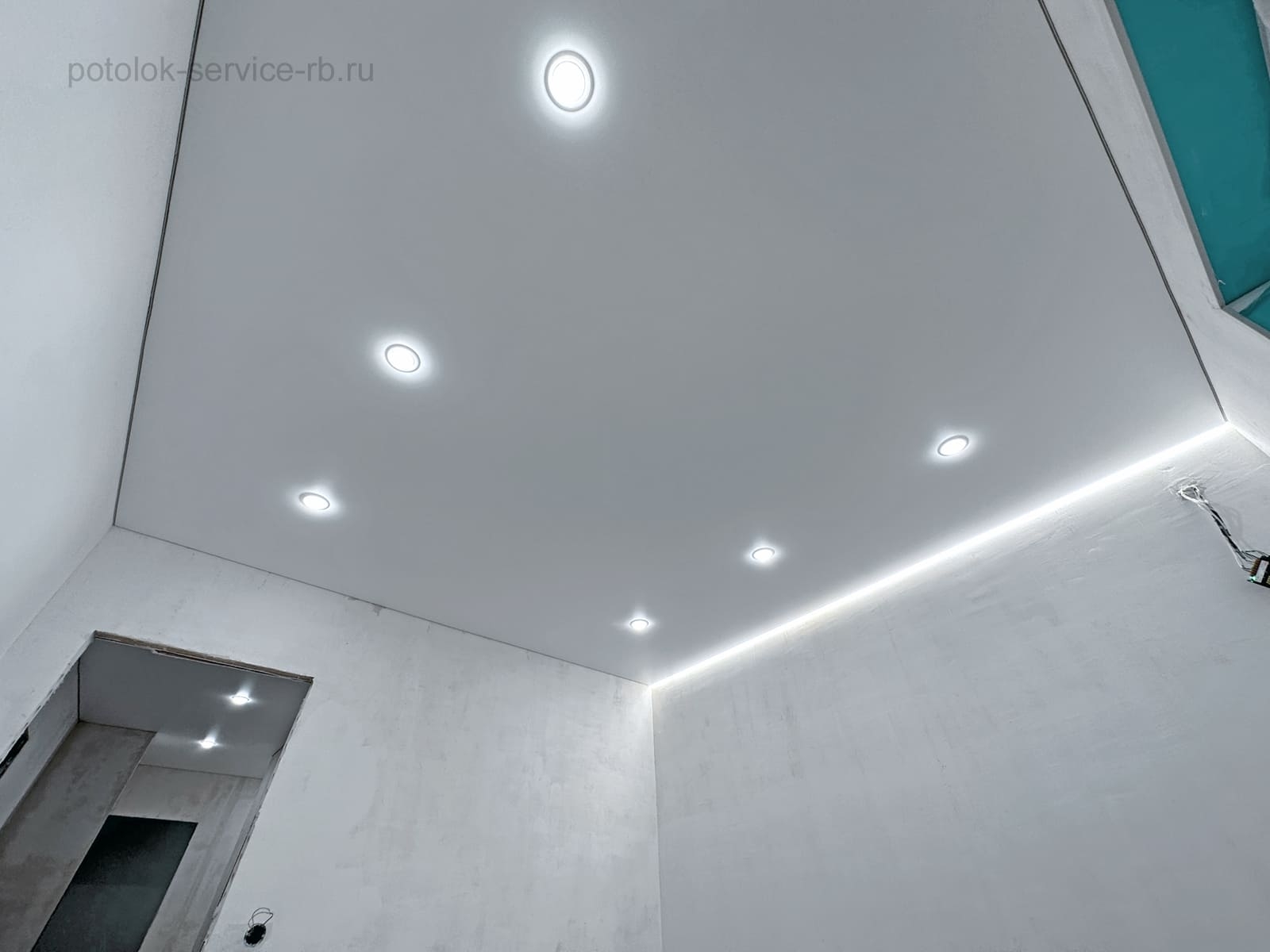 Парящий потолок с точечными светильниками