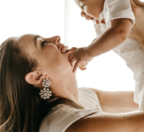 Счастливая мама с ребенком после родов