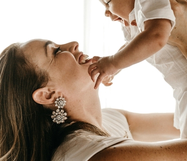 Счастливая мама с ребенком после родов