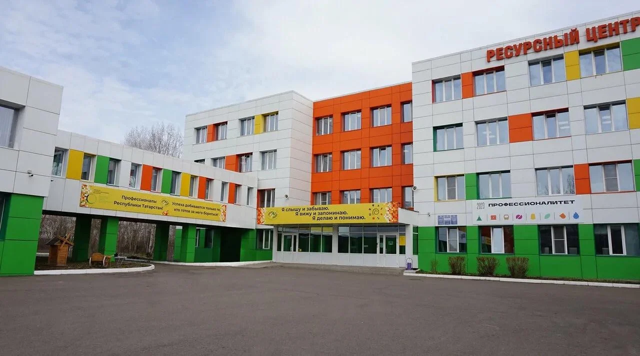 Здание колледжа: фасад и главный вход