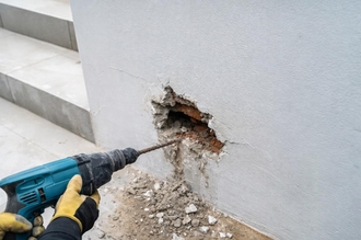 снятие штукатурного слоя дрелью