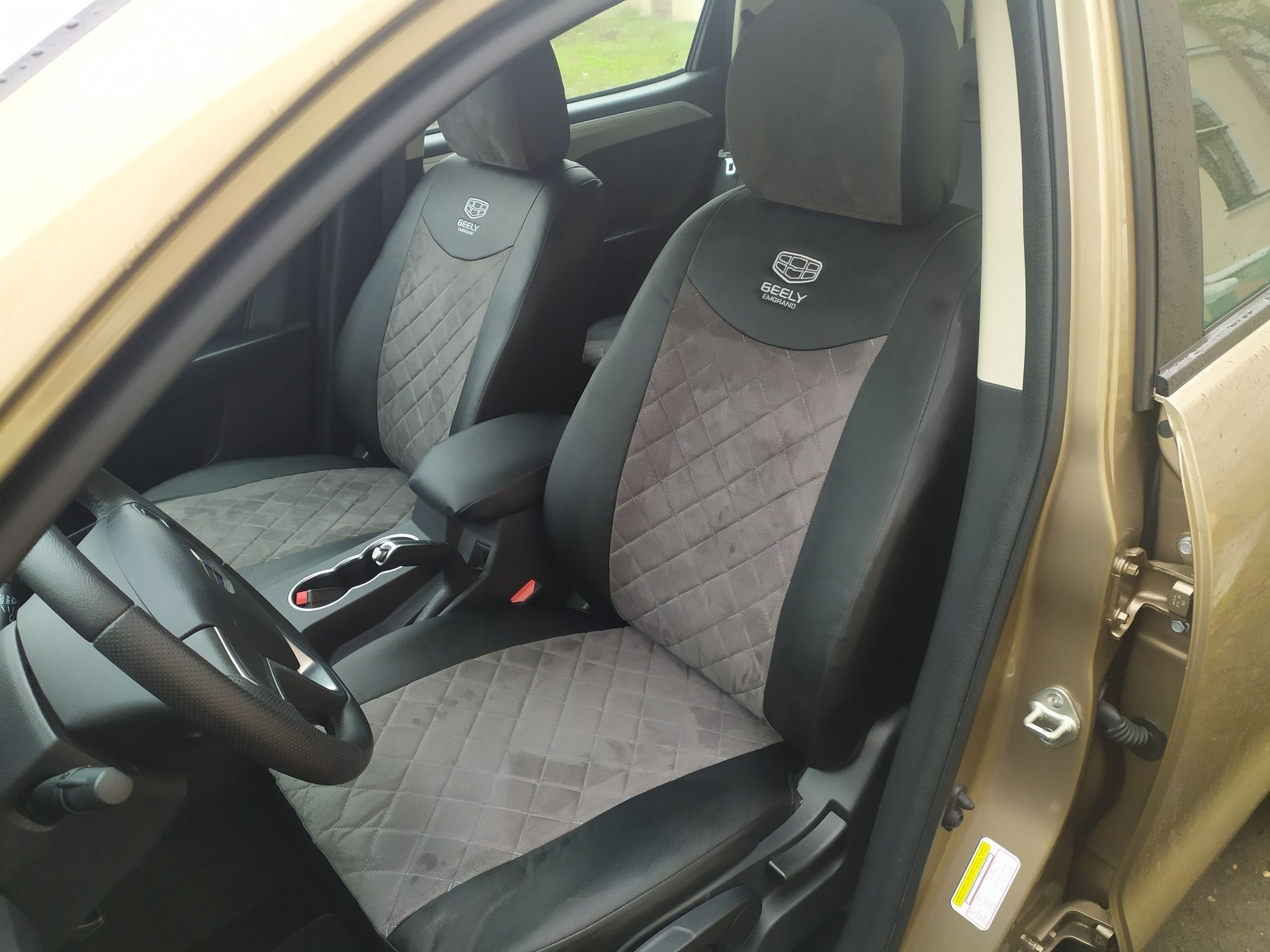 Чехлы с центральной вставкой из алькантары на сиденья Geely Emgrand X7