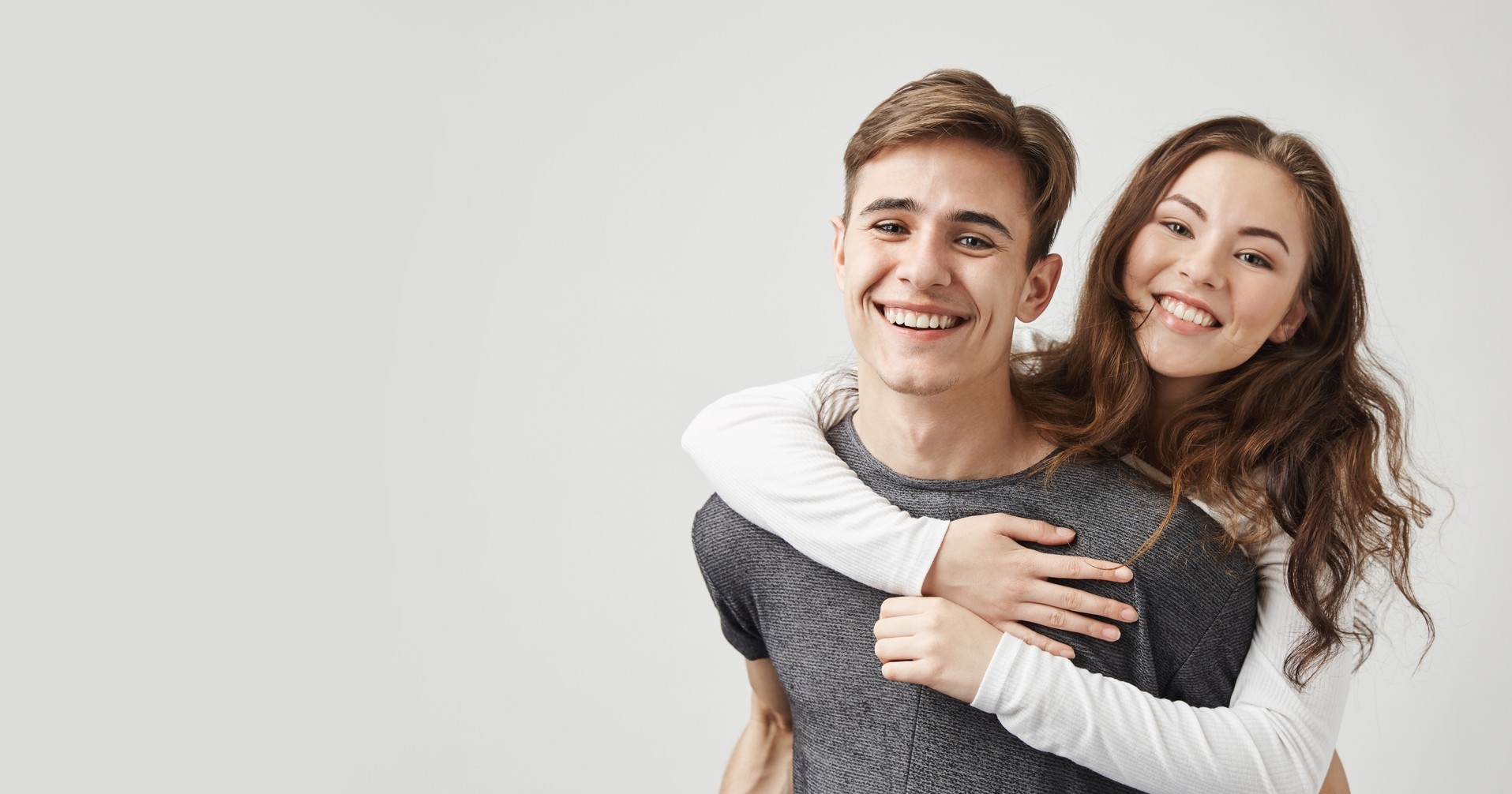 красивая пара улыбается