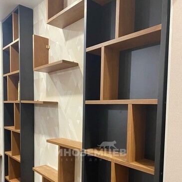 Современный книжный шкаф на заказ с открытыми полками для комнаты подростка