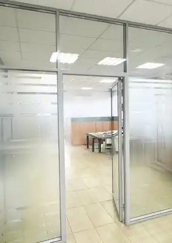 Изображение производственной перегородки стекла и пластика