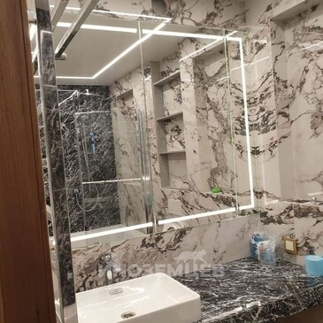 Зеркальный шкаф в ванную комнату с яркой светодиодной подсветкой по периметру