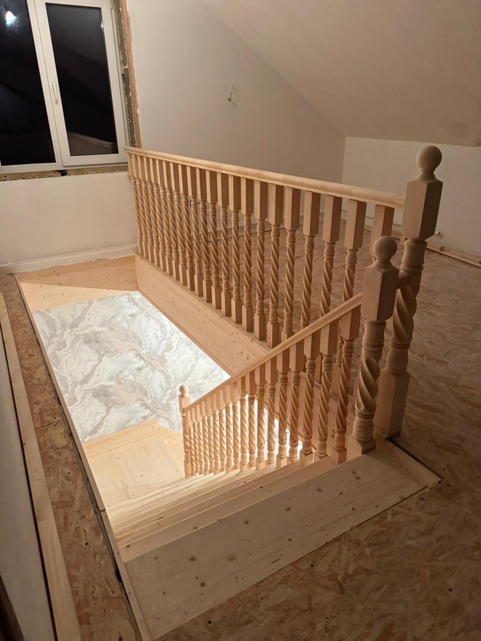 Изготовление и монтаж поворотной лестницы на второй этаж из дерева в Уфе, Уфимском районе 