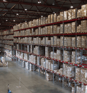 Фронтальные стеллажи на складе 