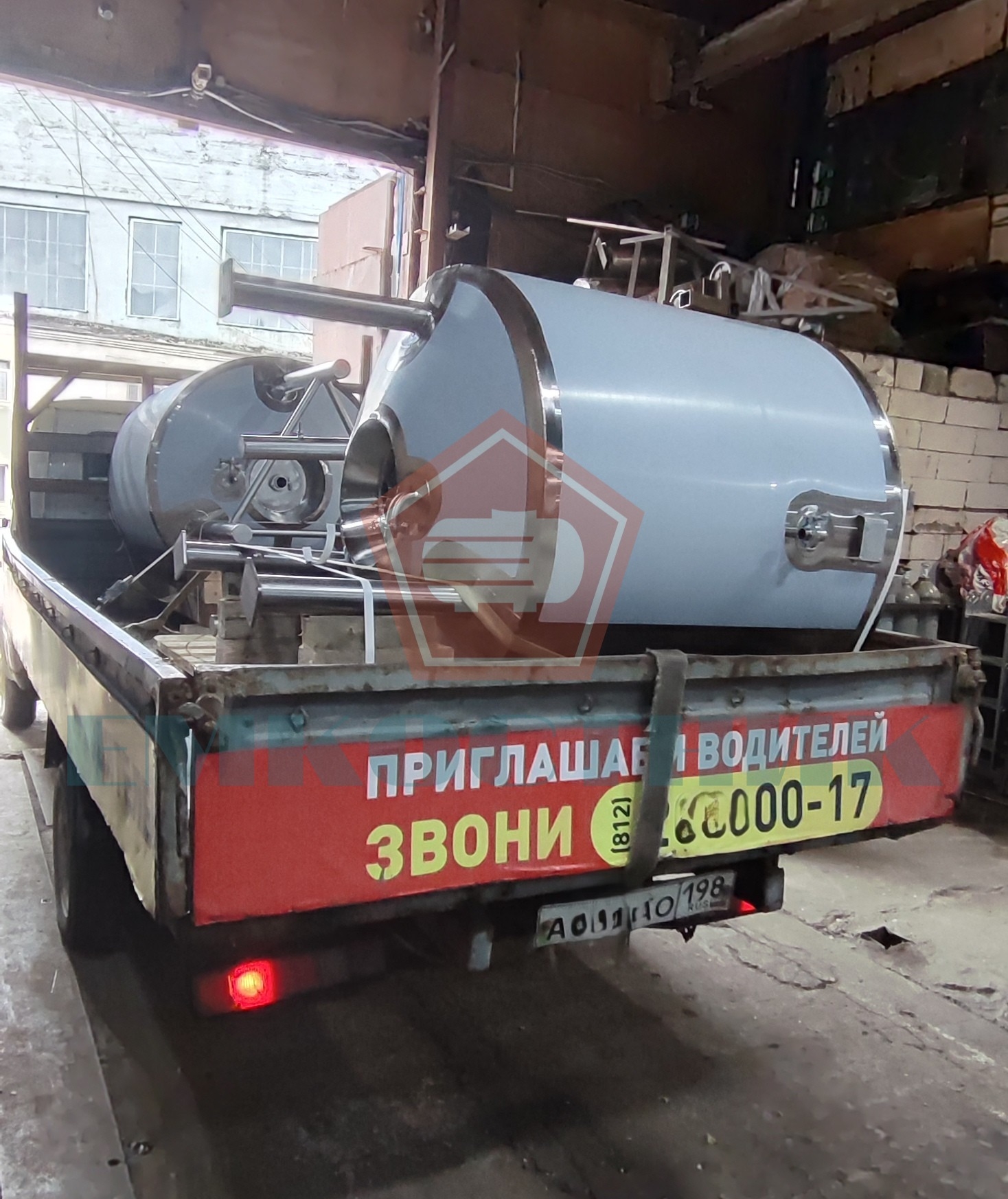 Емкостной аппарат с перемешивающим устройством из нержавеющей стали 