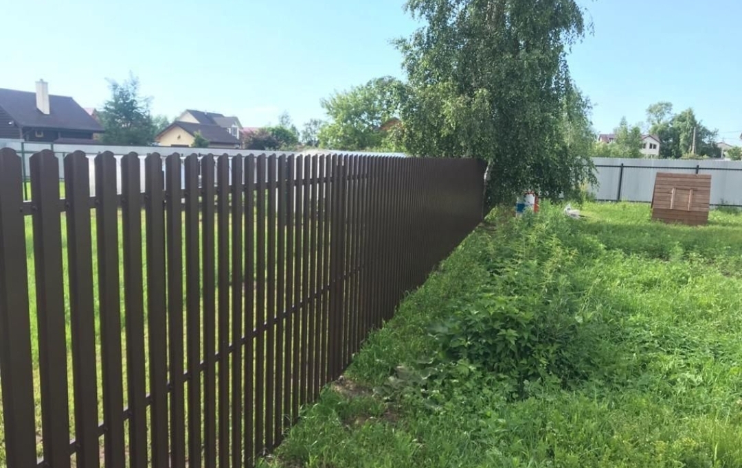 Забор из евроштакетника