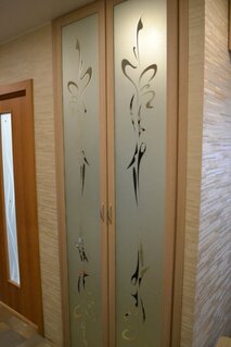 Встроенный распашной шкаф в кладовке