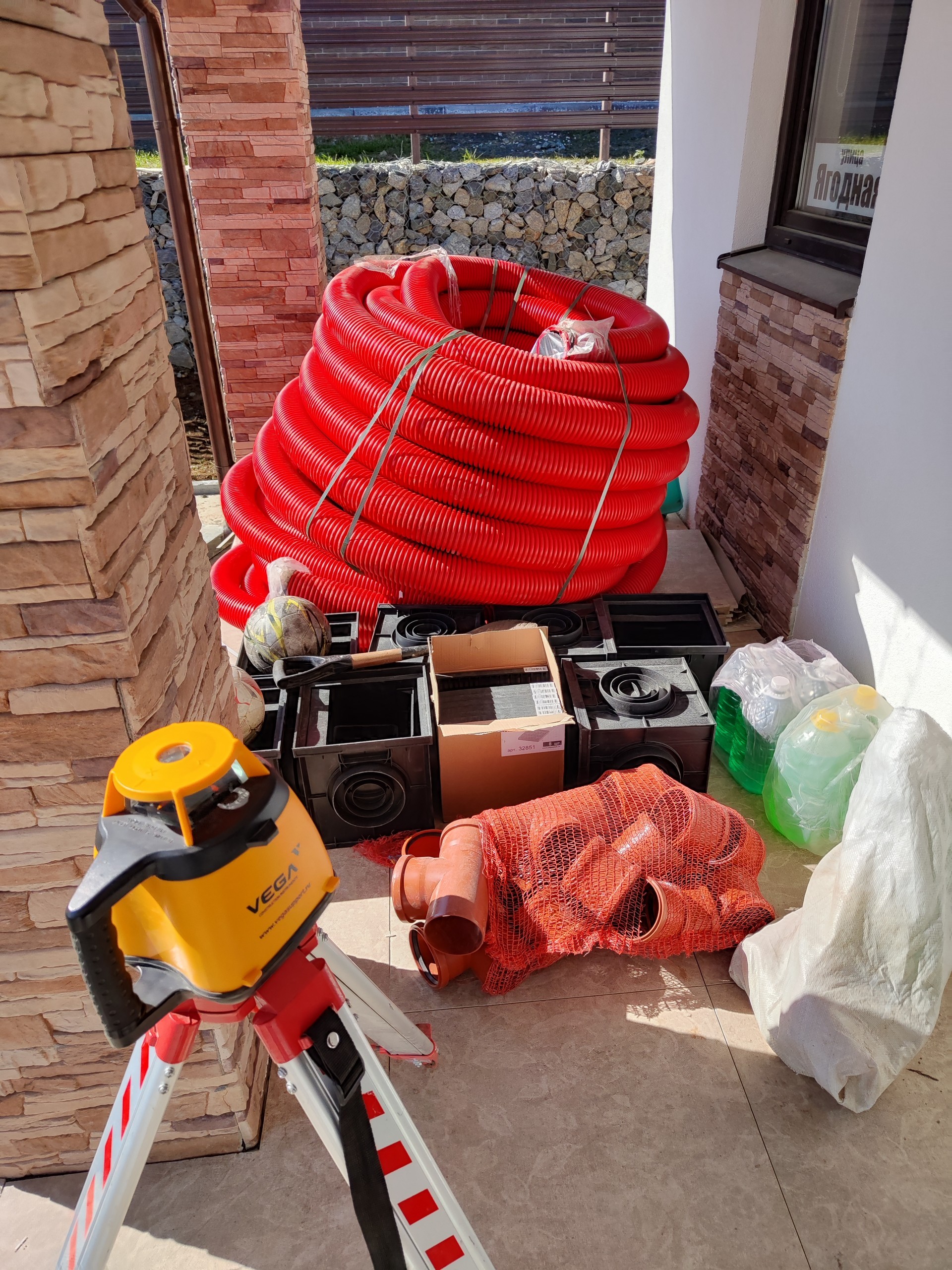 Профессиональный инструмент для укладки плитки — виброплита, болгарка, лазерный уровень