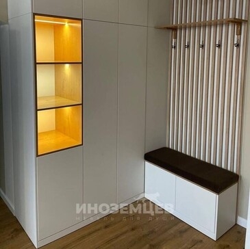 Белый шкаф в прихожую с рейками и подсветкой