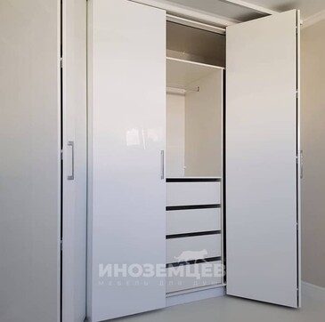 Складные двери-гармошка в белом шкафу на заказ
