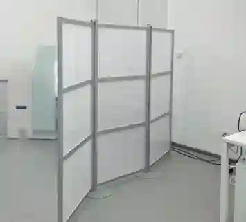 Фото трехсекционной перегородки для медицинского центра