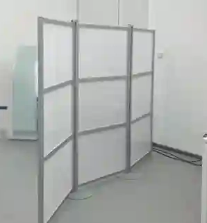 Фото трехсекционной перегородки для медицинского центра