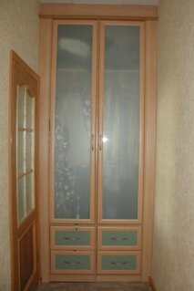 Встроенный распашной шкаф с ящиками