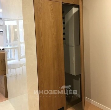 Практичный шкаф с распашными дверями для маленькой прихожей
