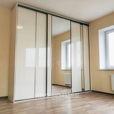 Шкаф купе в гостиную до потолка со вставками из зеркала и стекла Lacobel