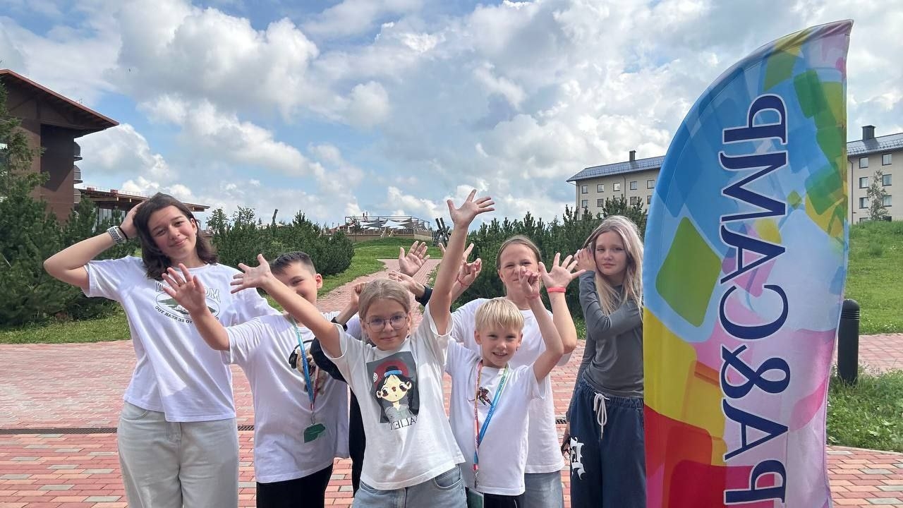 Праздник красок Холли на берегу моря