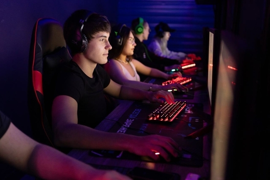 Девушки и юноши на киберспортивной тренировке в клубе YouPlay на Сокольническом валу 1б