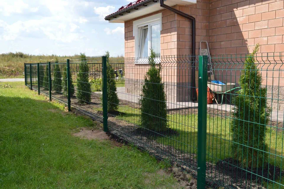 Забор из 3D-сетки вокруг загородного дома