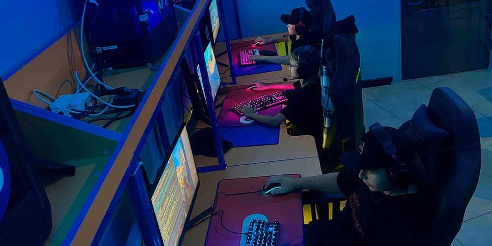 Школьники совершенствуют навыки Counter-strike 2 в компьютерном клубе