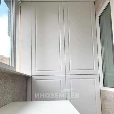 Элегантный встроенный шкаф на балкон в современном стиле