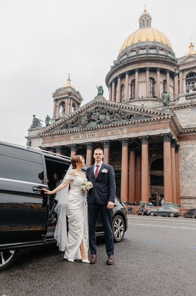 молодожены у машины