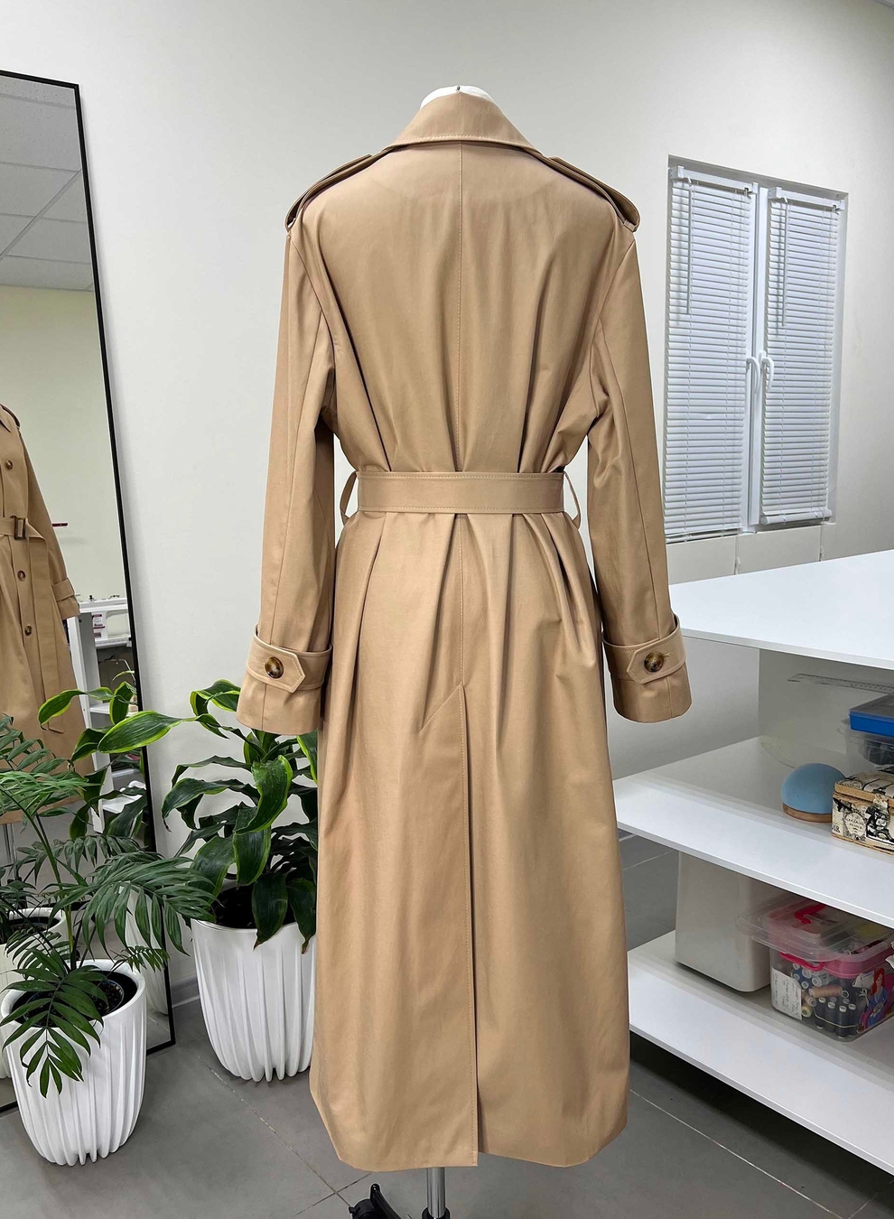 Пошив плаща с погонами из водоотталкивающей ткани на заказ по меркам