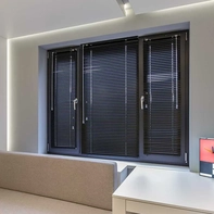 Горизонтальные жалюзи 25 мм антрацит на черные окна в Самаре