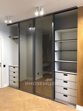Зеркальные двери шкафа-купе в современной прихожей