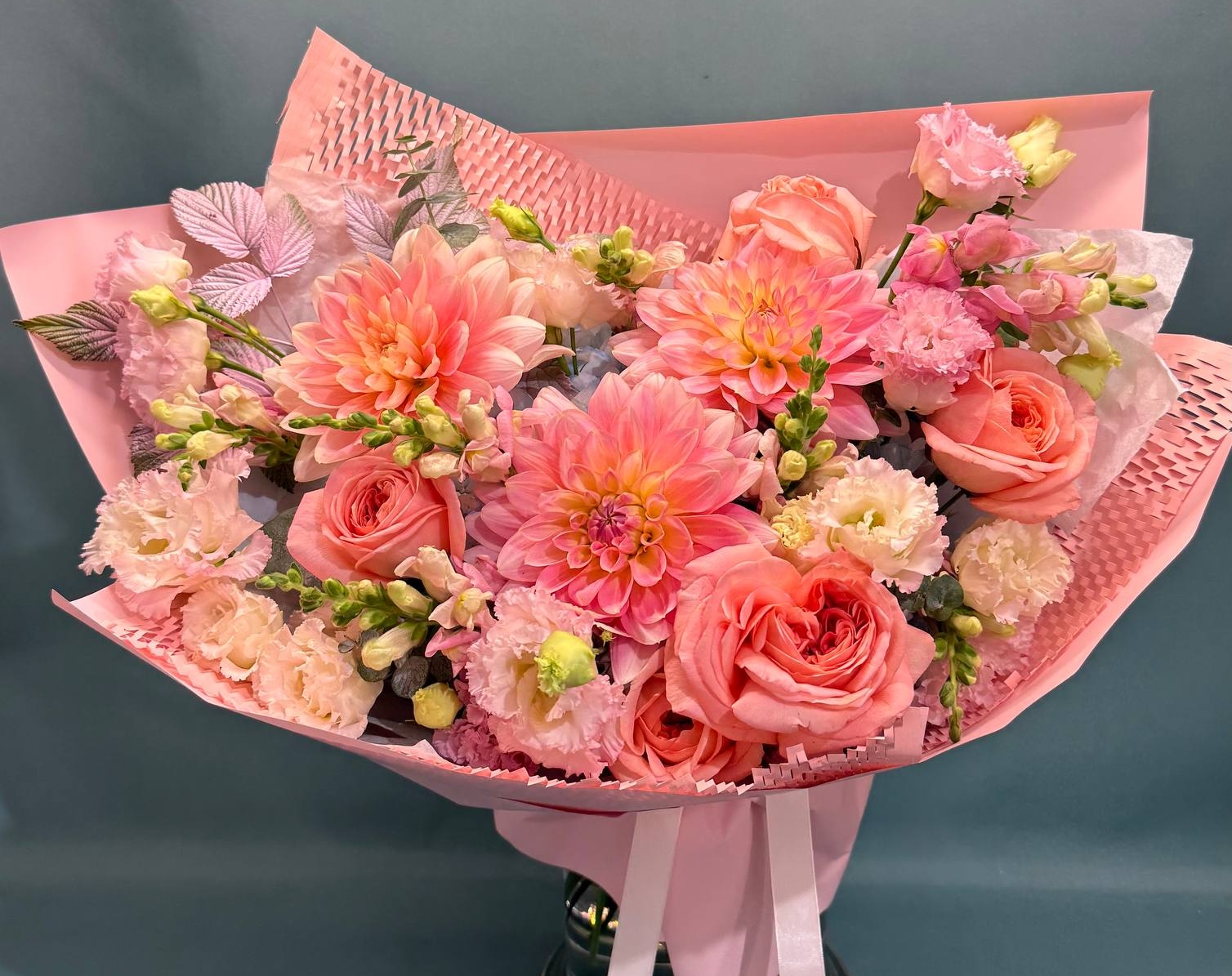 Тихая радость» — букет с гортензией, георгинами и кустовой розой.