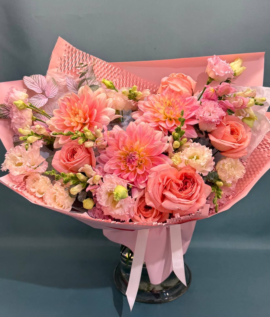 Тихая радость» — букет с гортензией, георгинами и кустовой розой.