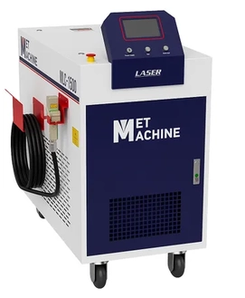 Аппарат ручной лазерной очистки METMACHINE MLC-15 0 – белое оборудование с синими элементами на рабо