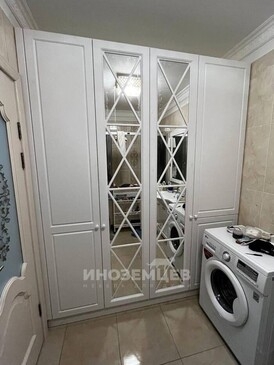 Напольный шкаф в ванную комнату высокий с зеркалом