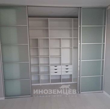 Встроенная гардеробная: фото открытых и закрытых секций
