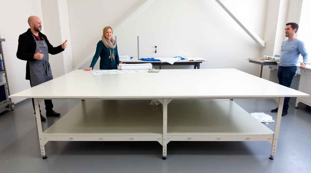 Раскройный стол Кутюрье в мансардном ателье — довольные владельцы у стола