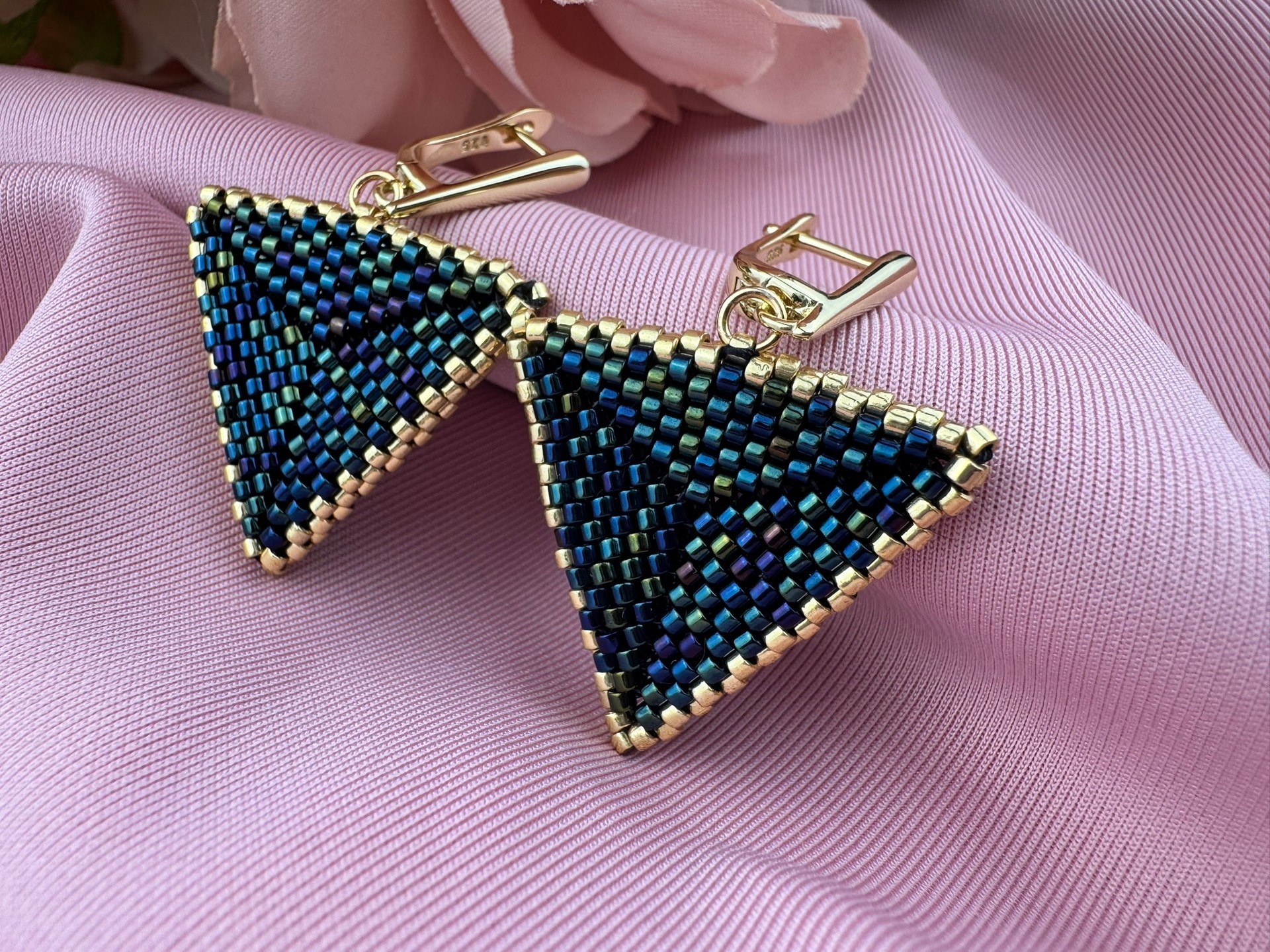 Изящные серьги ручной работы из японского бисера с серебристой отделкой