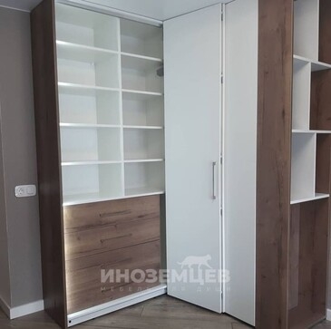 Угловой шкаф-гармошка с белыми фасадами и темными боковыми панелями