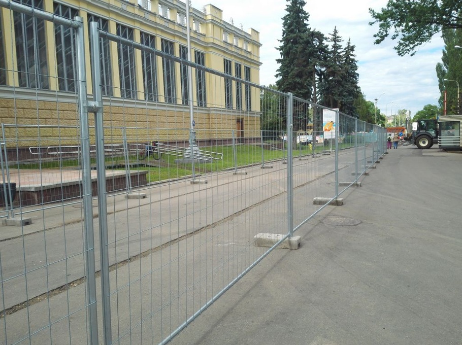 Временные ограждения на бетонных блоках по программе "Моя улица"