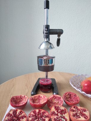 Отжим сока из гранатов