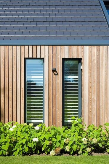 Натуральное дерево на фасаде дома