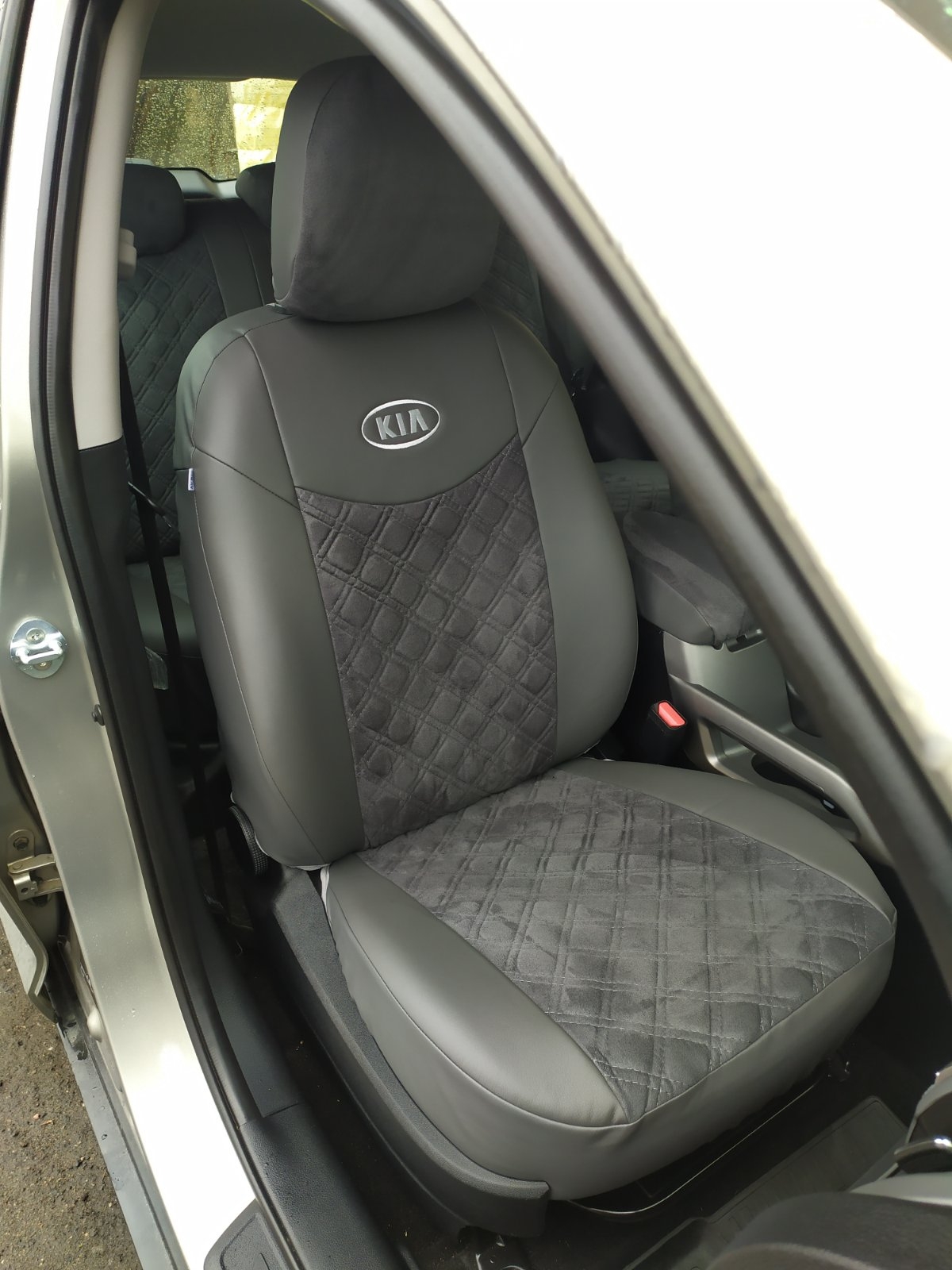 Чехлы с центральной вставкой из алькантары на сиденья Kia Sportage