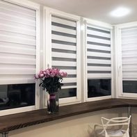 Белые шторы зебра на лоджии в квартире Самара