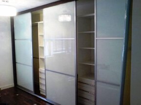 Глянцевый шкаф купе во всю стену